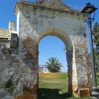 Puerta de acceso al Cuadro de Enterramientos en Fosas. Patio 2