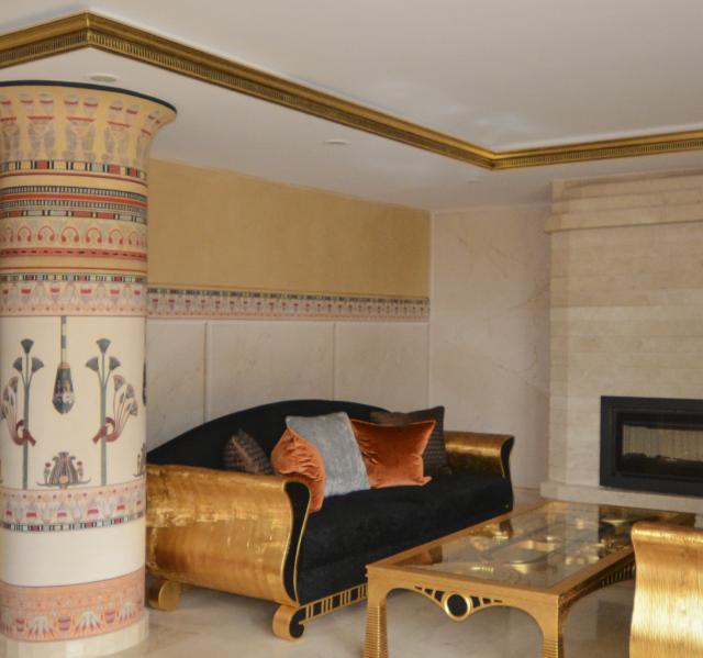 Sala decorada con motivos egipcios.